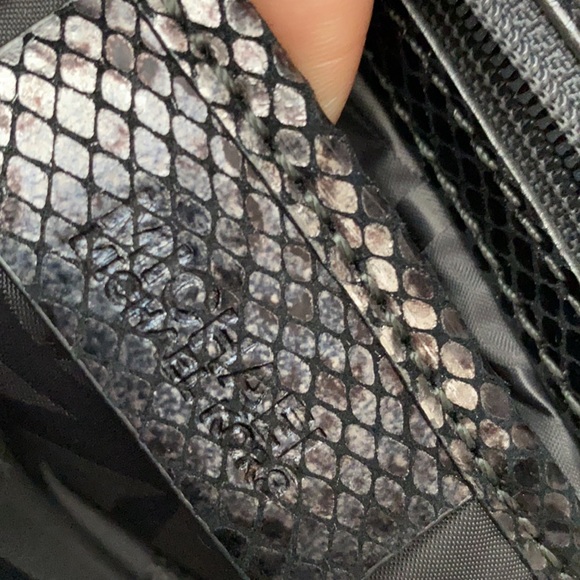 Faux snake skin clutch - Picture 3 of 4